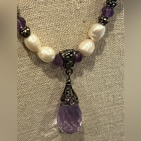 Large freshwater pearl necklace with purple glass beads and silver accents - Picture 12 of 14